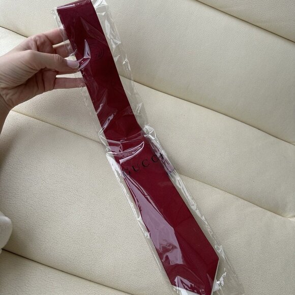 New Gucci GG Logo Silk Red Tie 100% Authentic 550568 - Picture 7 of 8